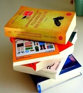Stapel verschiedener Bücher, ein Angebot für eine Kirchenbibliothek.