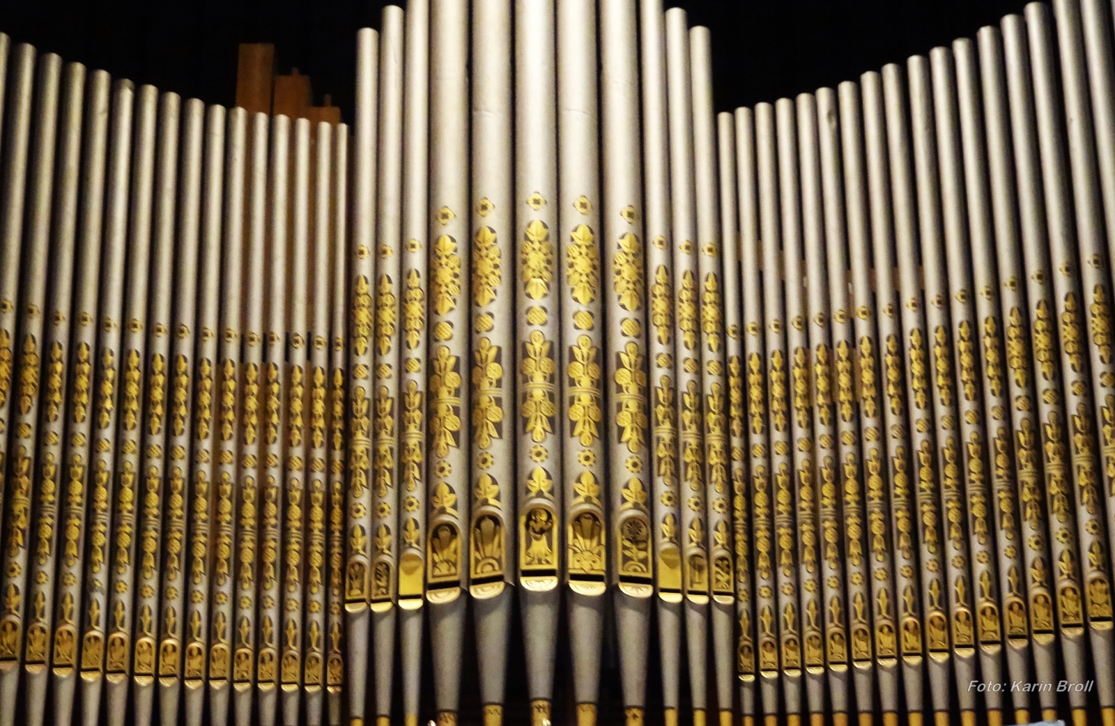 Nahaufnahme verzierter Kirchenorgelpfeifen. Foto: Karin Broll.